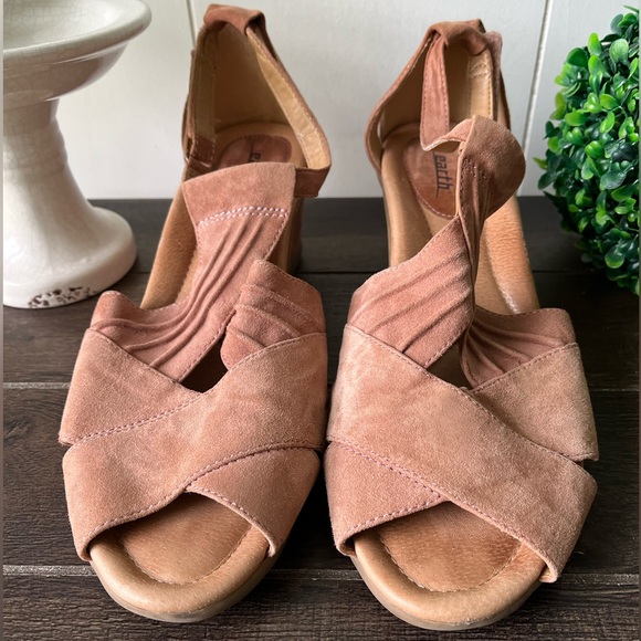 Earth Shoes - Earth Shoe Curvet Wide Blush Pink Suede Wedge Sandal Size 12D